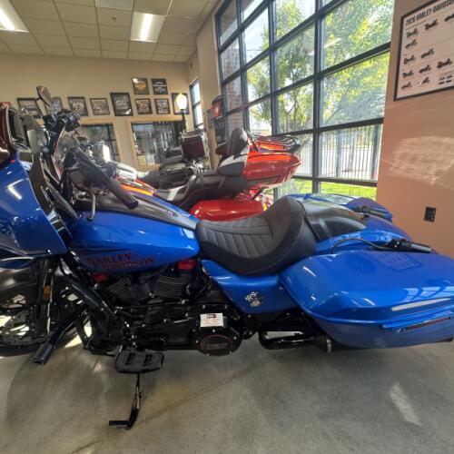 2026 Harley-Davidson® CVO Street Glide ST Electric Coast thumb 3