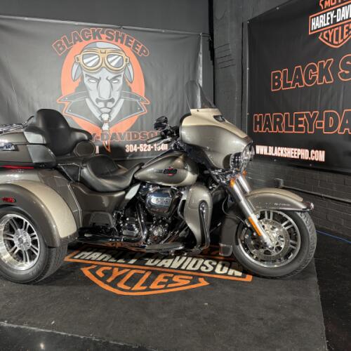 2023 Harley-Davidson® Tri Glide® Ultra FLHTCUTG thumb 2