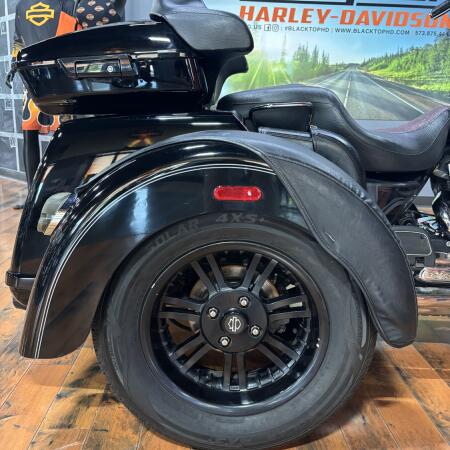 2012 Harley-Davidson® Tri Glide® Ultra Classic BLACK W/ PINSTRIPE thumb 0