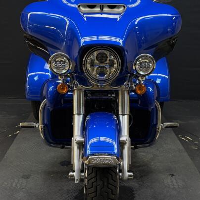 Harley-Davidson® Tri Glide™ Ultra 2024 FLHTCUTG BLUE thumb 2