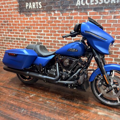 2026 Harley-Davidson® Street Glide® FLHX thumb 3