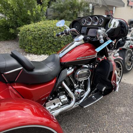 2021 Harley-Davidson® CVO™ Tri Glide® Sunset Orange & Sunset Black thumb 3
