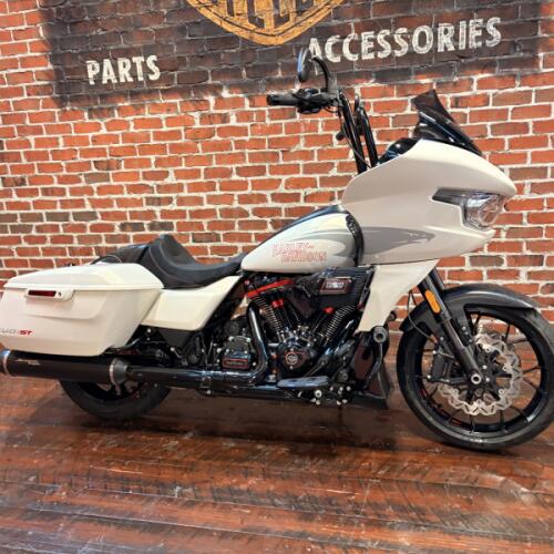 2024 Harley-Davidson® CVO™ Road Glide® ST FLTRXSTSE thumb 3