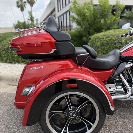 2021 Harley-Davidson® CVO™ Tri Glide® Sunset Orange & Sunset Black thumb 1