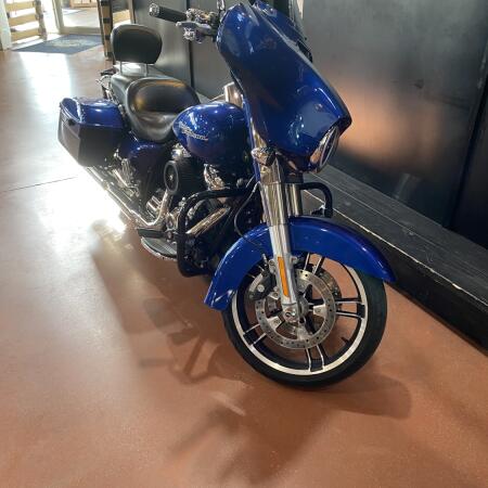 2017 Harley-Davidson® Street Glide® FLHX thumb 3