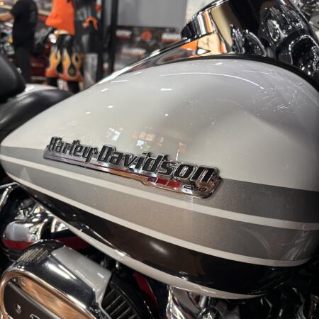 2020 Harley-Davidson® CVO™ Tri Glide® BLZWHT/SLV/STRM W/PINSTRIPE thumb 3