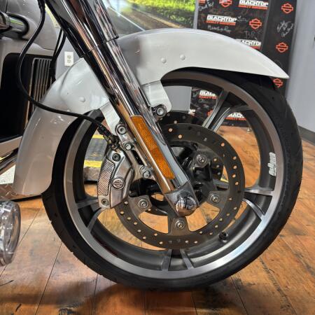 2020 Harley-Davidson® CVO™ Tri Glide® BLZWHT/SLV/STRM W/PINSTRIPE thumb 2