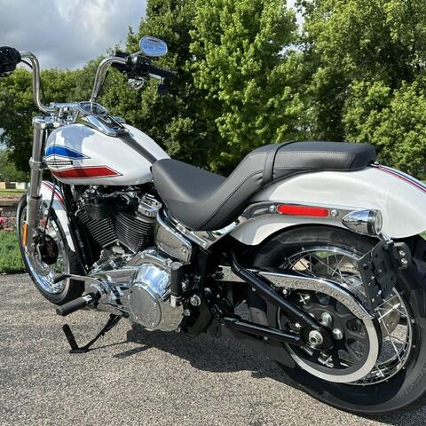 2026 Harley-Davidson® Super Glide® White Onyx Pearl thumb 1