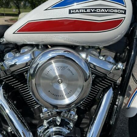 2026 Harley-Davidson® Super Glide® White Onyx Pearl thumb 3