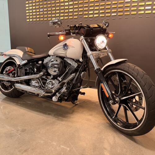 2016 Harley-Davidson® Breakout® Crushed Ice Pearl thumb 1