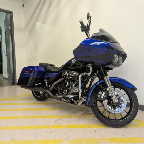 2012 Harley-Davidson® CVO™ Road Glide® Custom - Candy Cobalt & Twilight Blue thumb 3