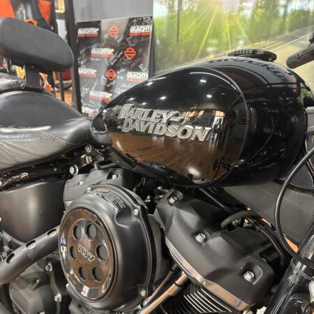 2018 Harley-Davidson® Street Bob® BLACK W/PINSTRIPE thumb 3