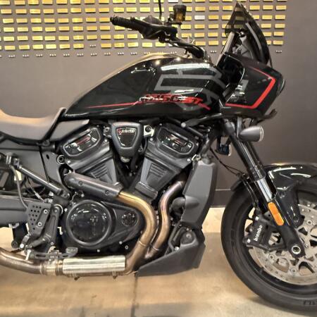 2025 Harley-Davidson® Pan America® 1250 ST Vivid Black thumb 3