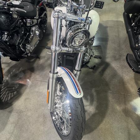 2026 Harley-Davidson® Super Glide® White Onyx Pearl thumb 2