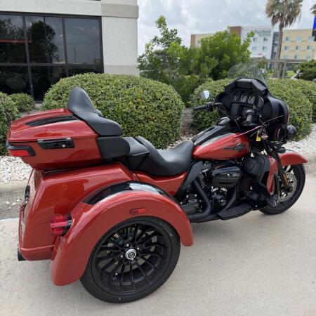 2025 Harley-Davidson® Tri Glide® Ultra Whiskey Fire / Vivid Black thumb 2