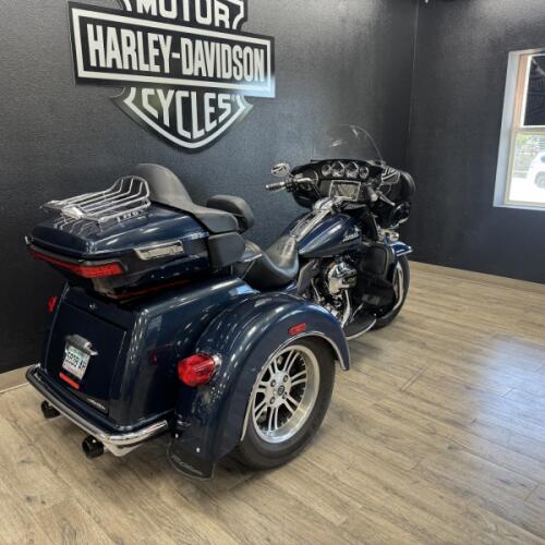 2016 Harley-Davidson® Tri Glide® Ultra  thumb 3