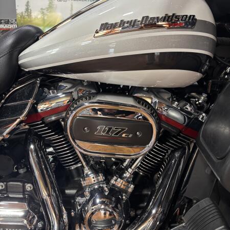 2020 Harley-Davidson® CVO™ Tri Glide® BLZWHT/SLV/STRM W/PINSTRIPE thumb 1