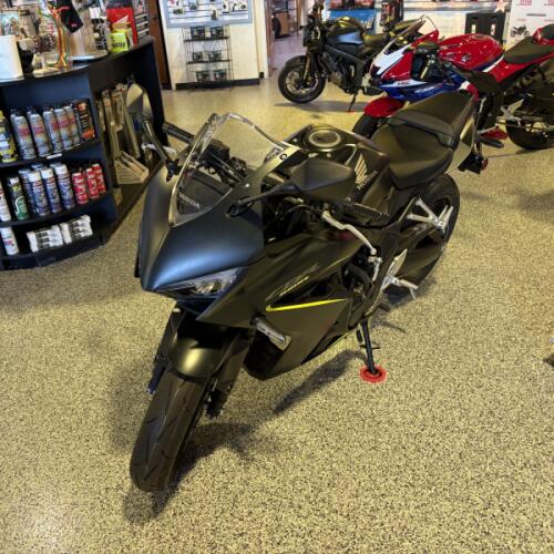 2026 Honda CBR650R E-Clutch thumb 2
