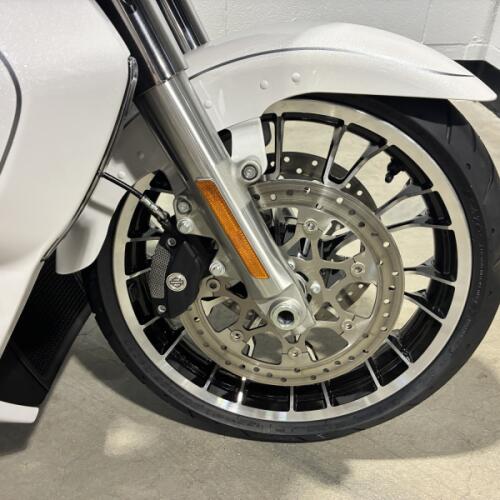 2026 Harley-Davidson® Street Glide Limited White Onyx Pearl Chrome Trim FLHXL thumb 2