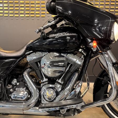 2014 Harley-Davidson® Street Glide® Special Vivid Black thumb 3