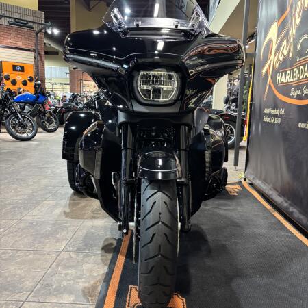 2026 Harley-Davidson® Street Glide 3 Limited VIVID BLACK thumb 2