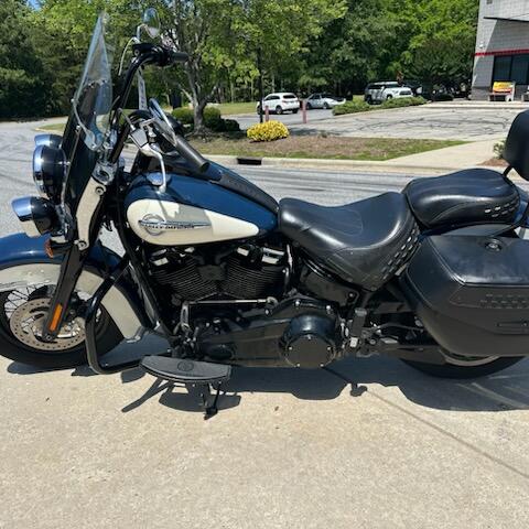 2019 Harley-Davidson® Heritage Classic BILLBLU/BILLWHT W/PINSTRIPE thumb 3