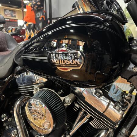 2012 Harley-Davidson® Tri Glide® Ultra Classic BLACK W/ PINSTRIPE thumb 3