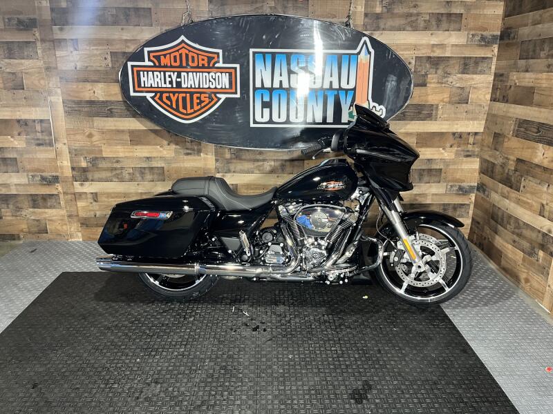 2026 Harley-Davidson® Street Glide® Vivid Black Chrome Trim