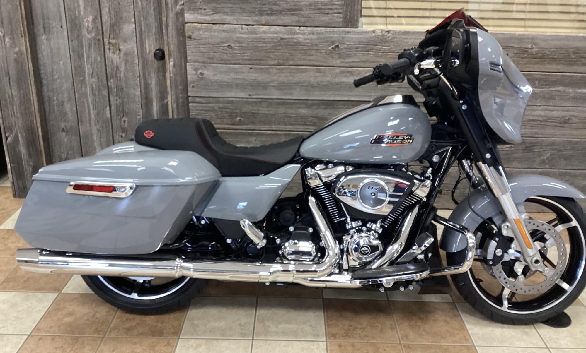 2026 Harley-Davidson® Street Glide® Dark Billiard Gray Chrome Trim