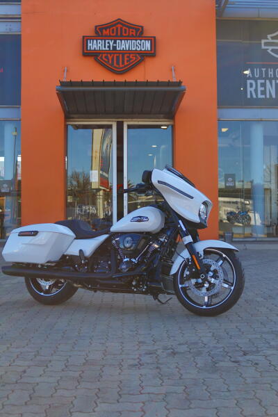 2024 Harley-Davidson® Street Glide® White Onyx Pearl