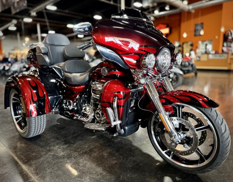 2022 Harley-Davidson® CVO™ Tri Glide® Dante’s Red Fade