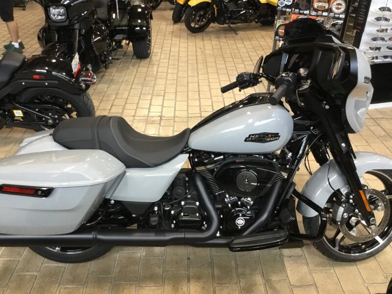 2025 Harley-Davidson® Street Glide® Billiard Gray - Black Finish