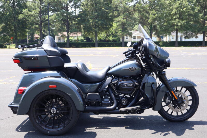 2025 Harley-Davidson® Tri Glide® Ultra Iron Horse Metallic / Vivid Black - Black Finish