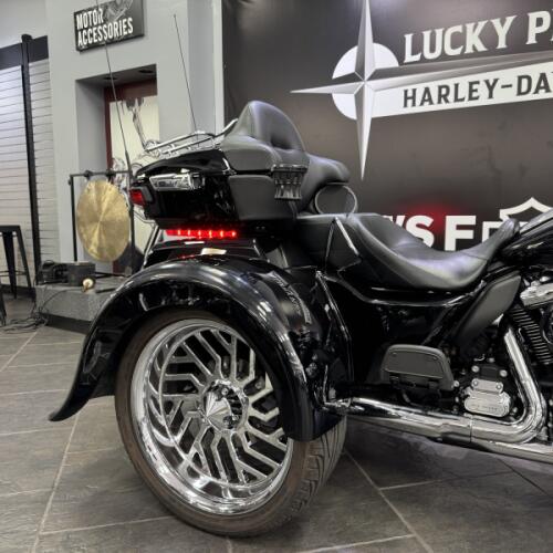 2021 Harley-Davidson® Tri Glide® Ultra Vivid Black thumb 1