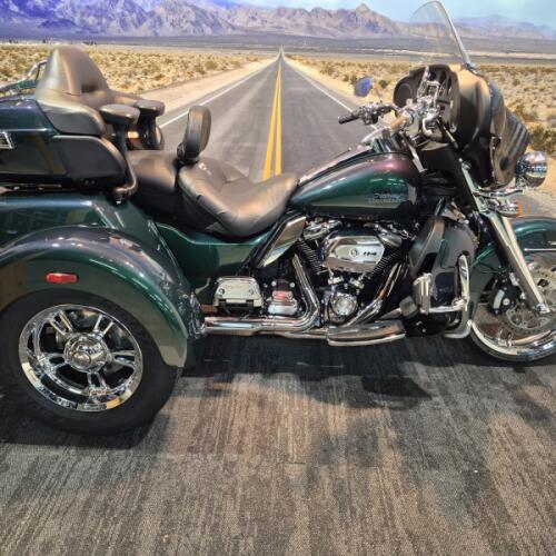 2021 Harley-Davidson® Tri Glide® Ultra Snake Venom thumb 3
