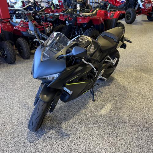 2026 Honda CBR650R E-Clutch thumb 3