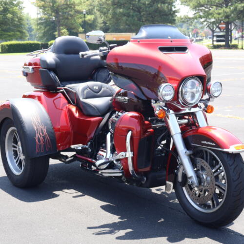 2018 Harley-Davidson® Tri Glide® Ultra Wicked Red/Twisted Cherry thumb 2