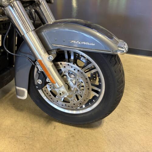 2022 Harley-Davidson® Tri Glide® Ultra FLHTCUTG thumb 2
