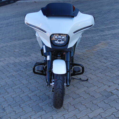 2024 Harley-Davidson® Street Glide® White Onyx Pearl thumb 2