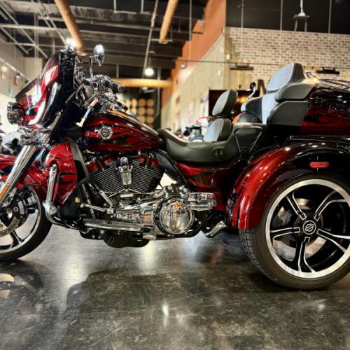 2022 Harley-Davidson® CVO™ Tri Glide® Dante’s Red Fade thumb 2