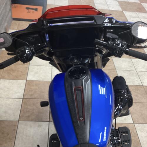 2026 Harley-Davidson® CVO Street Glide ST Electric Coast thumb 2
