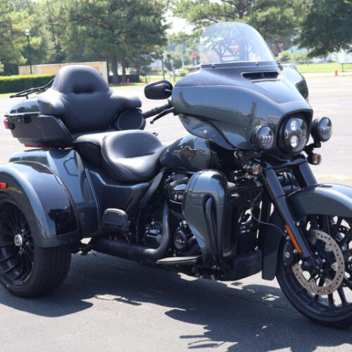 2025 Harley-Davidson® Tri Glide® Ultra Iron Horse Metallic / Vivid Black - Black Finish thumb 2