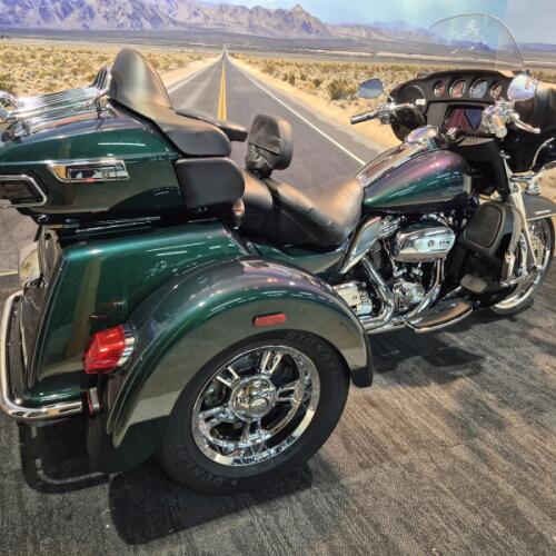 2021 Harley-Davidson® Tri Glide® Ultra Snake Venom thumb 1