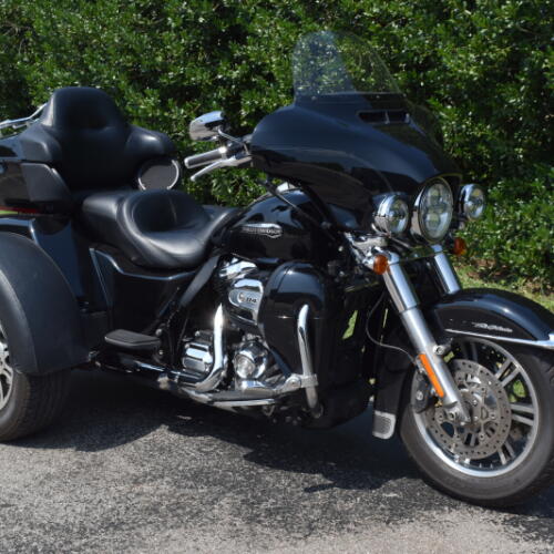 FLHTCUTG Tri Glide® Ultra thumb 3