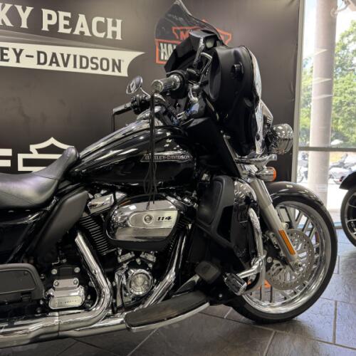2021 Harley-Davidson® Tri Glide® Ultra Vivid Black thumb 2