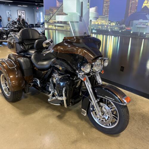 2013 Harley-Davidson® Tri Glide™ Ultra Classic® FLHTCUTG thumb 1