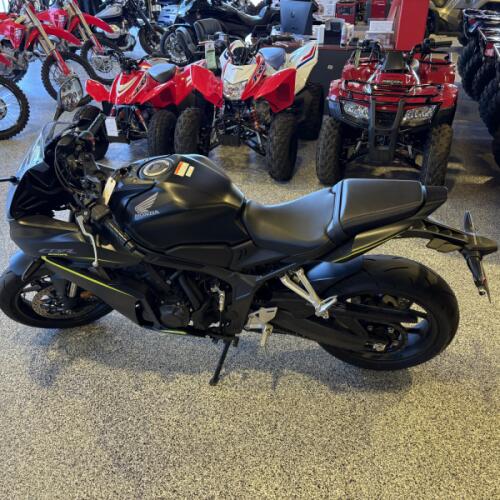 2026 Honda CBR650R E-Clutch thumb 2