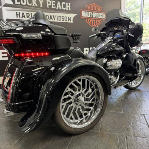 2021 Harley-Davidson® Tri Glide® Ultra Vivid Black thumb 0