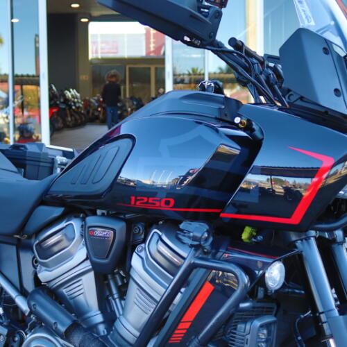 2021 Harley-Davidson® Pan America™ Special Vivid Black thumb 3