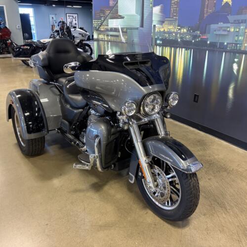 2022 Harley-Davidson® Tri Glide® Ultra FLHTCUTG thumb 1